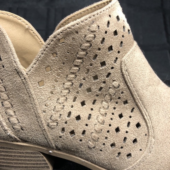 Cityclassified Western Ankle Taupe Faux Suede Tan Size 7 Booties 1.5" Heel - Picture 7 of 9